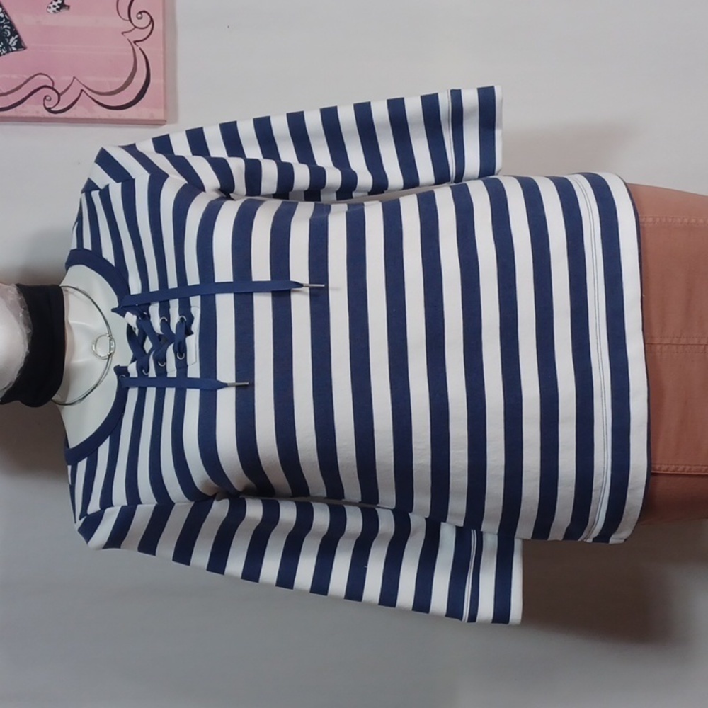 croft & barrow TOP SIZE SMALL IN A BEAUTIFUL BLUE AND WHITE STRIPED